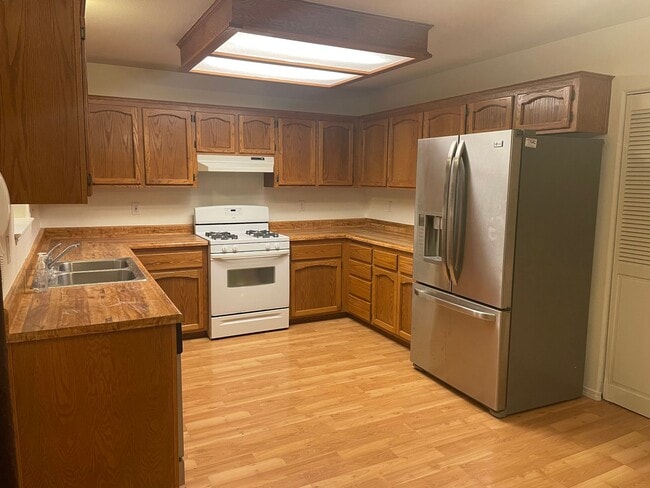 Building Photo - Spacious Clinton Home with New Upgrades!