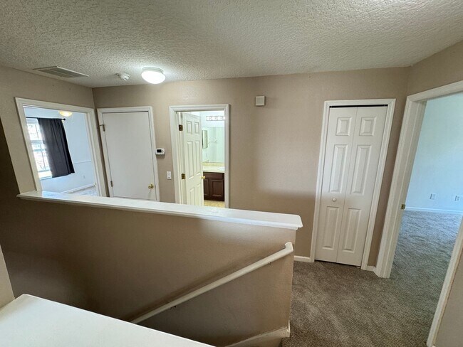 Building Photo - 5 Bedroom Townhome in Avalon Park! TESLA CHARGER INCLUDED!