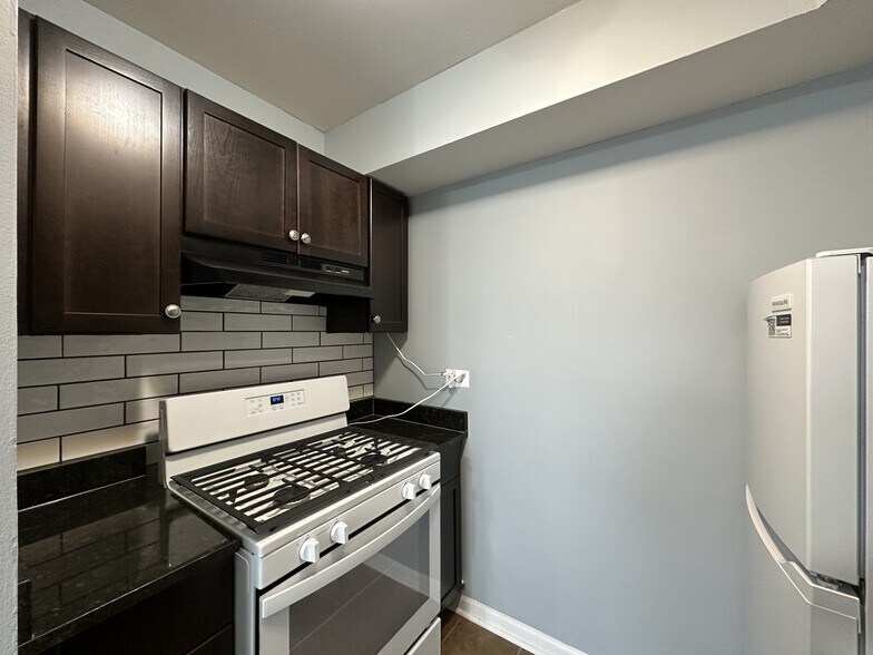 Building Photo - 9620 Ivanhoe Ave