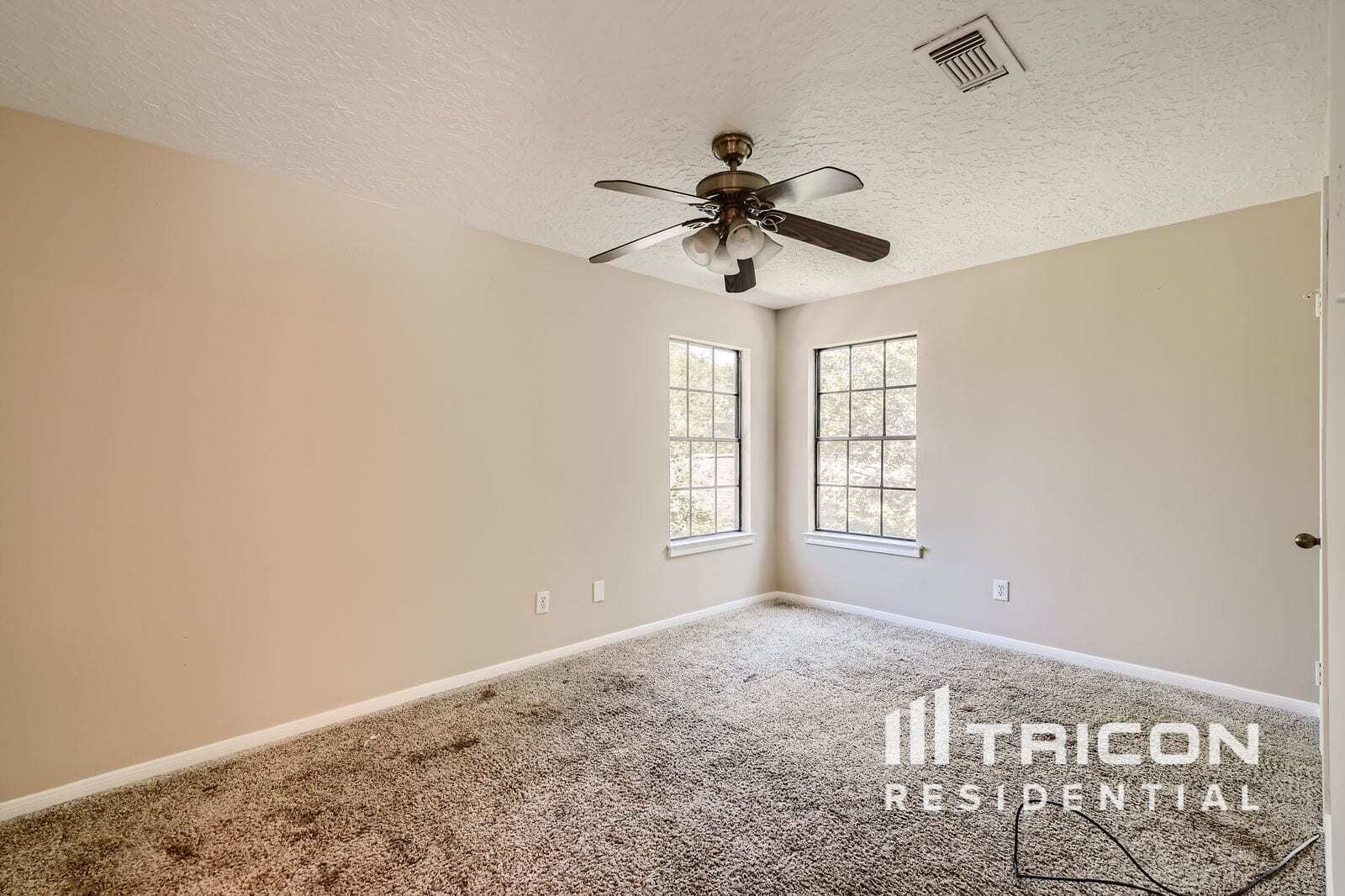 Building Photo - 2118 Waterfall Dr