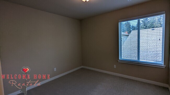 Building Photo - Beautiful open floorplan with FOUR large bedrooms and a cute office!!  AIR CONDITIONING!!!  NEW C...