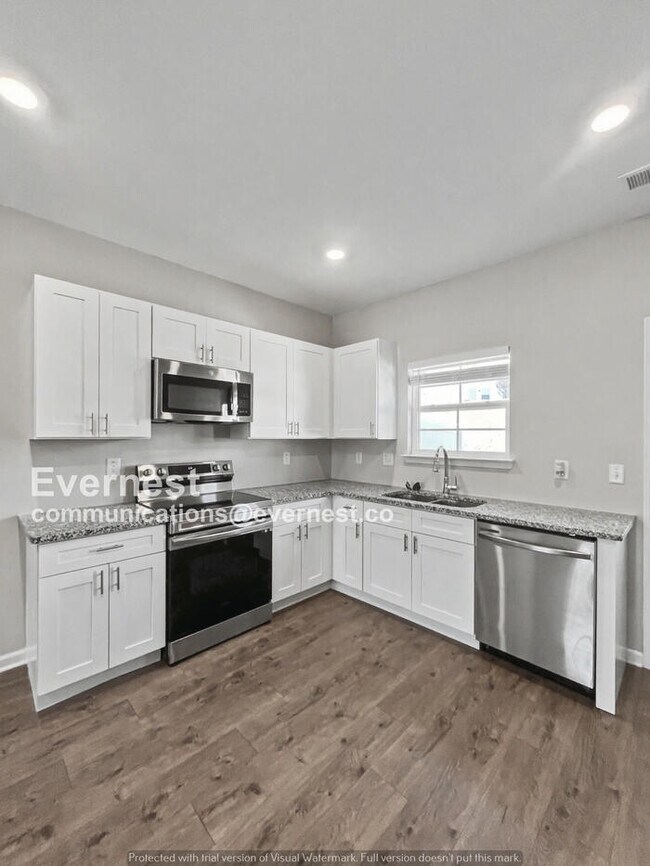 Building Photo - Limited Time Special Offer / 2 Bed/2.5 Bath Townhome with Off-Street Parking / Pet-Friendly / Ava...