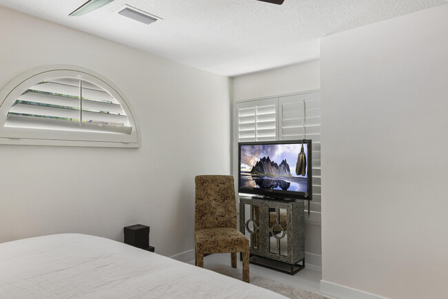 Building Photo - 269 Vista Royale Cir W