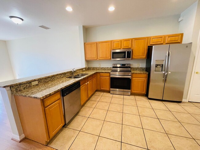 Building Photo - Family-Friendly Townhome Close to Beaches ...