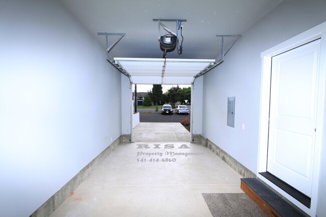 Building Photo - 4185 Lancaster Dr NE