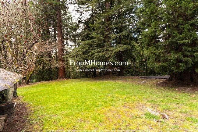 Building Photo - Rare Three Bedroom Gem in SW Portland!