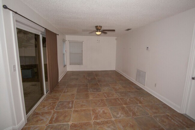 Building Photo - 3/2.5 with 2-car garage in Maitland