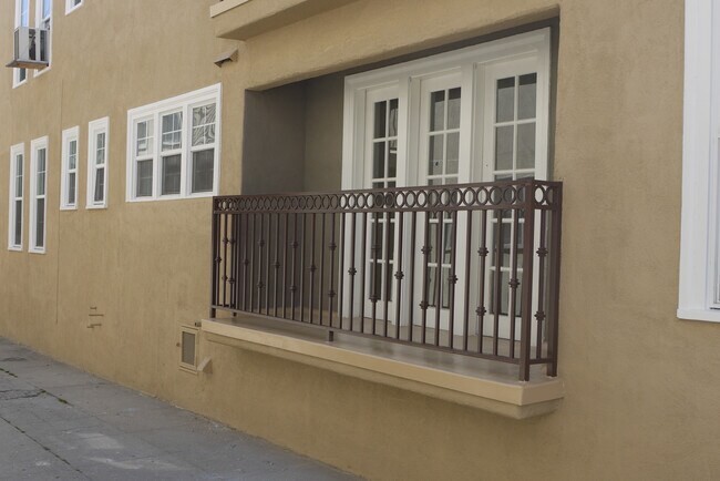 Building Photo - 1263 S Plymouth Blvd