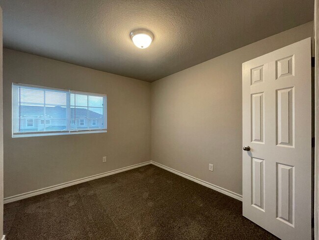 Building Photo - Town home for rent