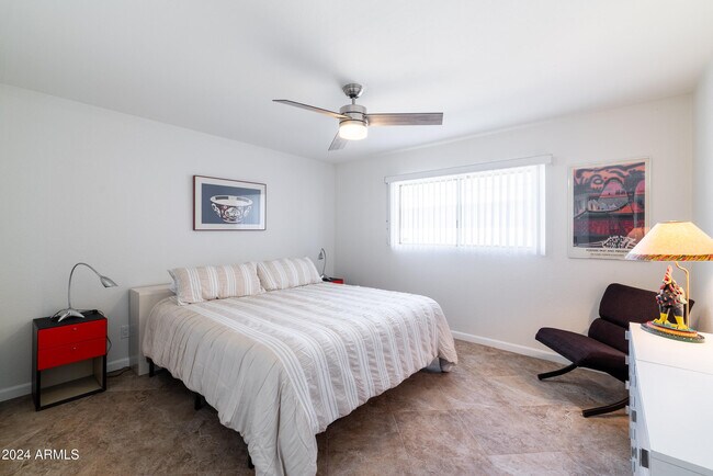 Building Photo - 8129 E Del Laton Dr