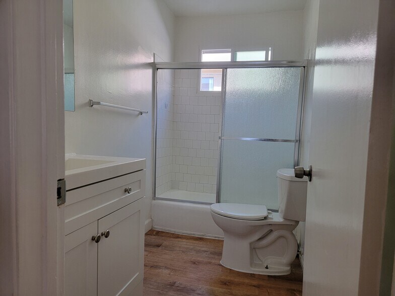 Building Photo - 827 S St Andrews Pl