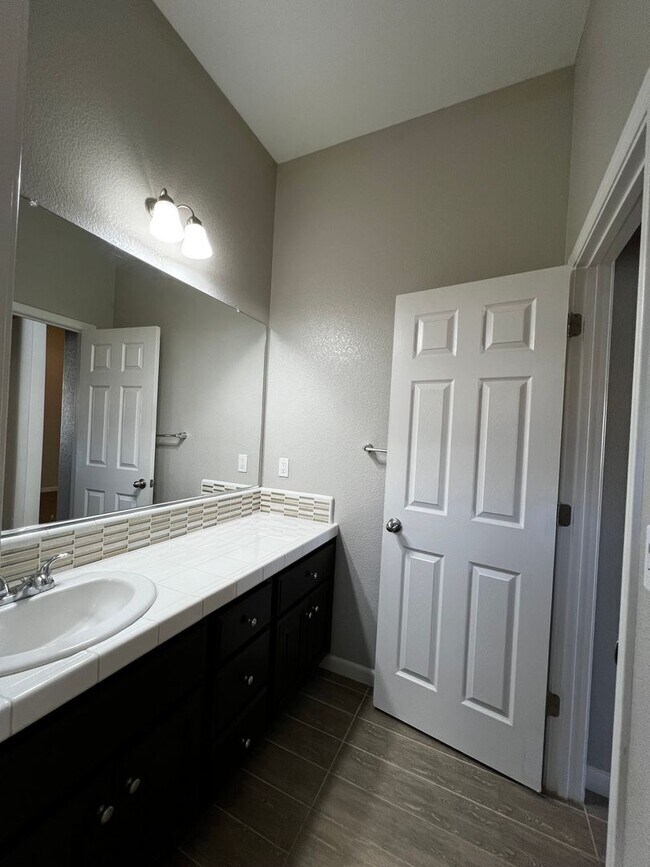 Building Photo - Beautiful 3 Bed, 2 Bath home in highly des...