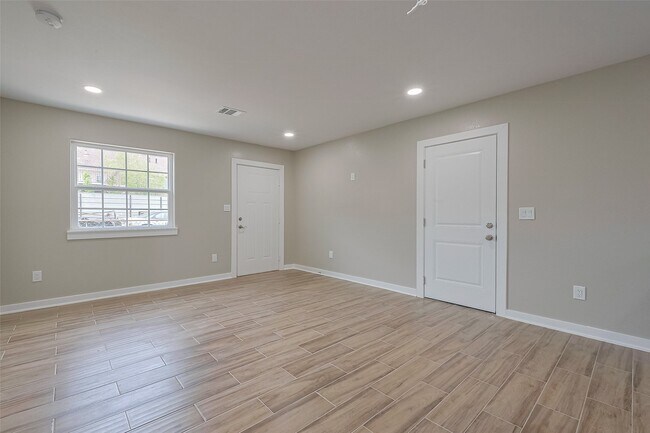 Building Photo - 4111 Beggs St