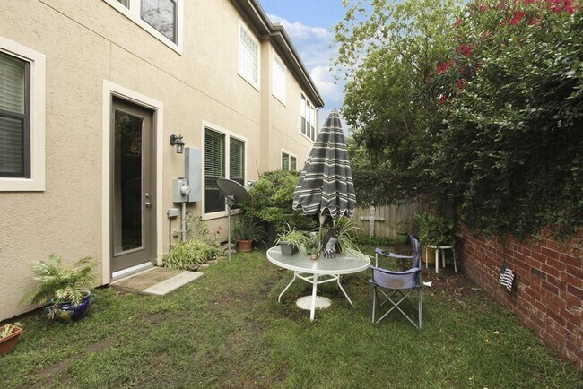 Building Photo - 3030 Royal Oaks Crest
