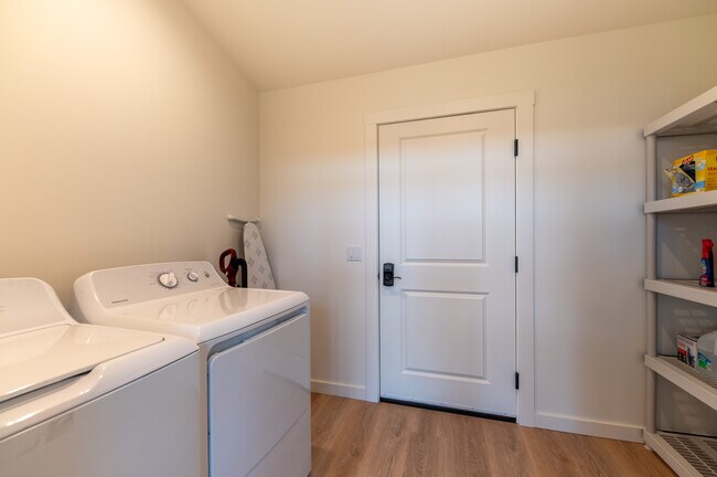 Building Photo - 833 Linstrang Wy