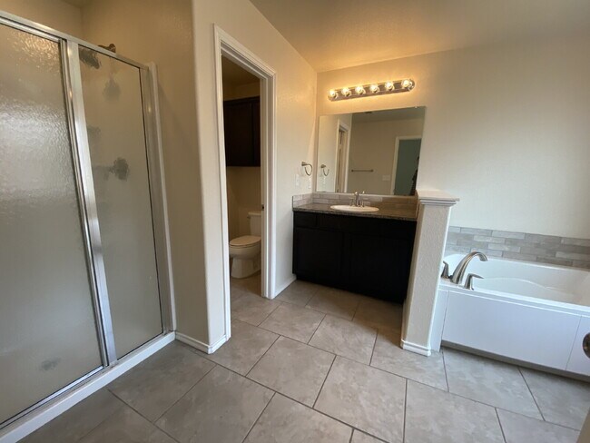 Building Photo - 4 bedroom, 2 bath in Quincy Park!