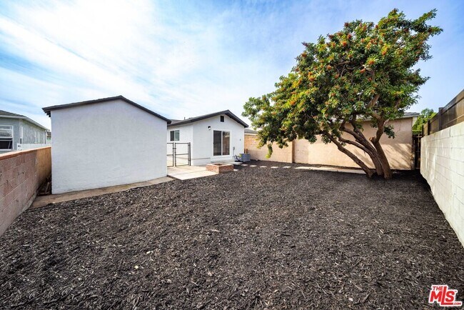 Building Photo - 1368 W Summerland Ave