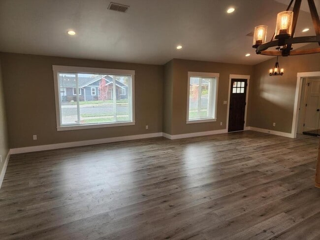 Building Photo - 171 SW Jefferson Rd