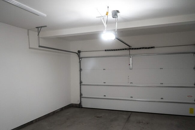 Building Photo - Live Comfortably at CreekHouse – Available...