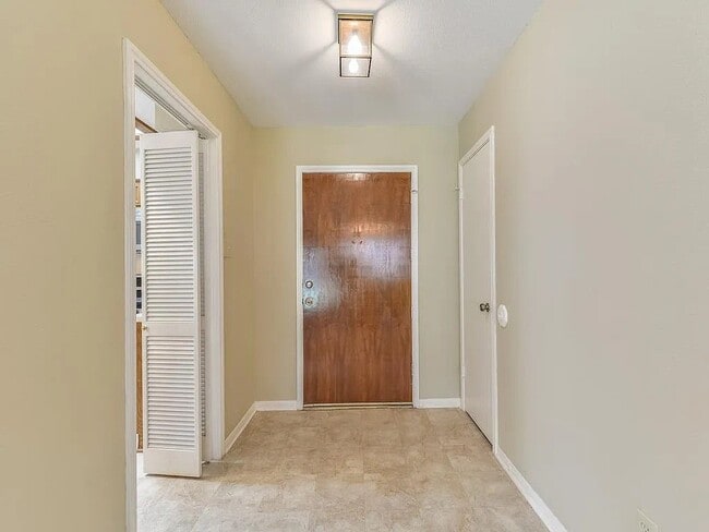 Building Photo - 22019 Knoll Lake Ln