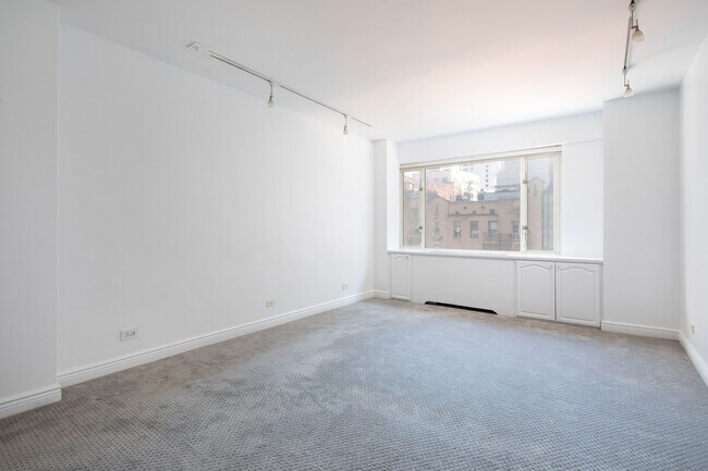 Building Photo - 166 E 63rd St
