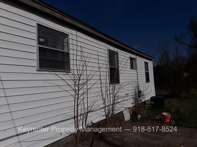 Building Photo - Spacious 4 Bedroom House