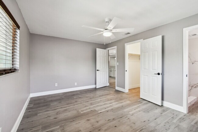 Building Photo - 528 Manor Dr