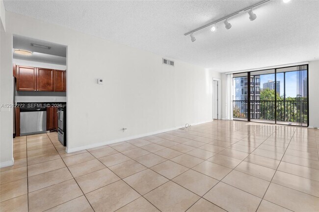 Building Photo - 3401 N Country Club Dr