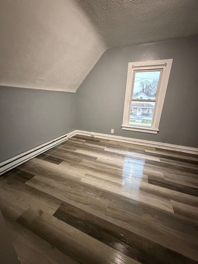 Building Photo - 6 Bedroom 1 Bathroom HOUSE