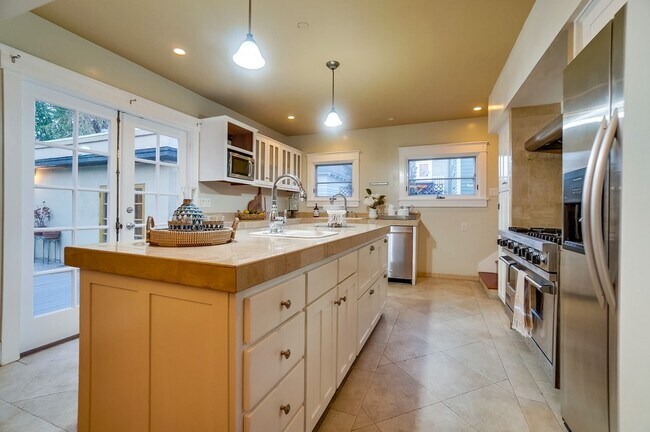 Building Photo - 3131 E Corto Pl