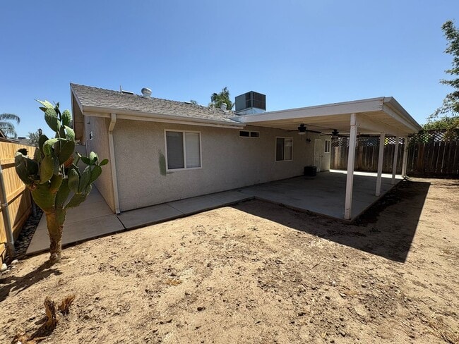 Building Photo - 744 W Buena Vista Ave