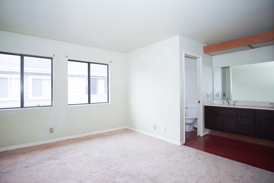 Building Photo - 1214 S Mayflower Ave