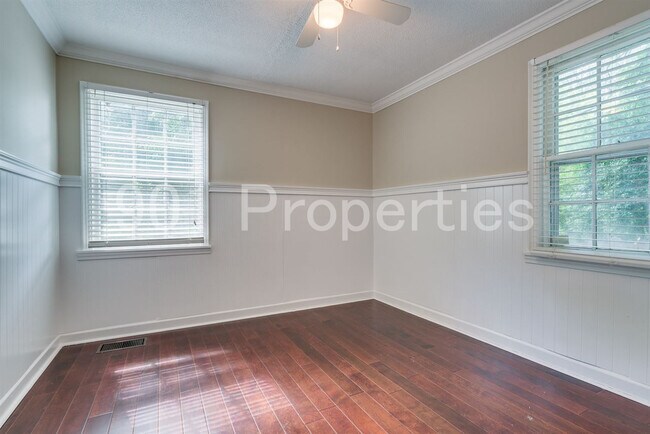 Building Photo - 81 S Larchmont Dr