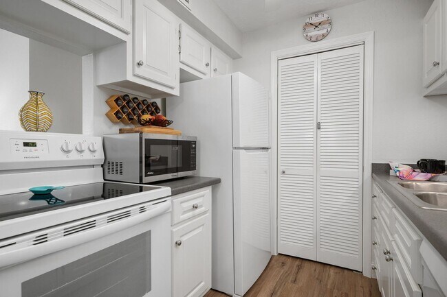 Building Photo - ** THIS UNIT IS AVAILABLE STARTING MAY 1ST 2026!** GORGEOUS 2 BEDROOM, 2BATHROOM, TURNKEY FURNISH...