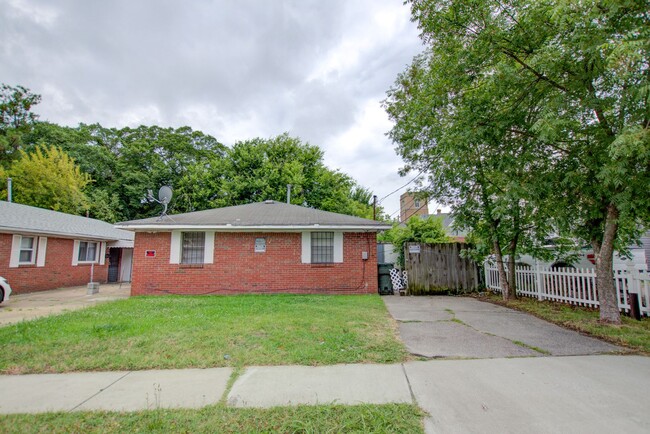 Building Photo - 2 Bed, 1 Bath Duplex in East Norfolk