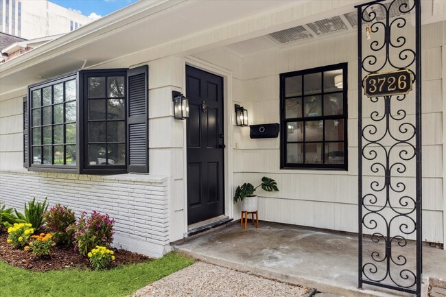 Building Photo - 3726 Las Palmas St