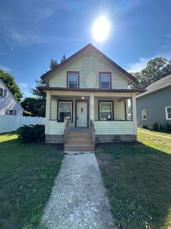 Primary Photo - 1237 8th St