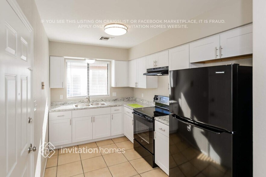 Building Photo - 4447 E Contessa St