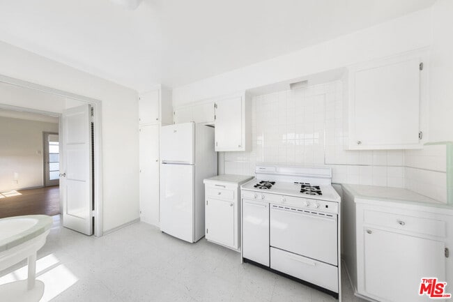 Building Photo - 1033 S Tremaine Ave