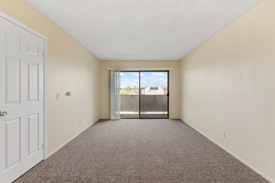 Building Photo - 1070 Loma Ave