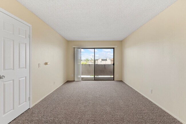 Interior Photo - 1070 Loma Ave