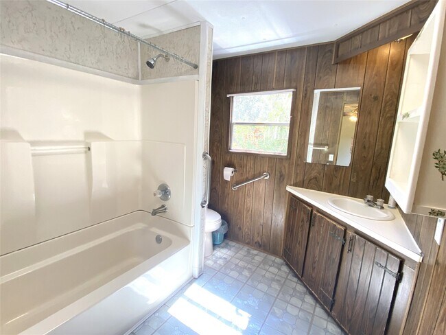 Building Photo - 14662 Brooks Rd