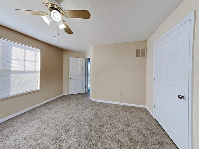 Building Photo - 5800 Lake Pointe Village Cir