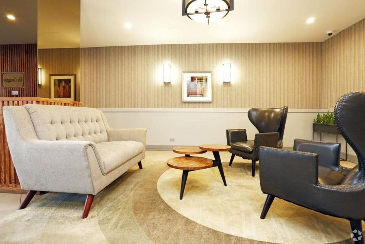 Building Photo - 4600 N Clarendon Ave