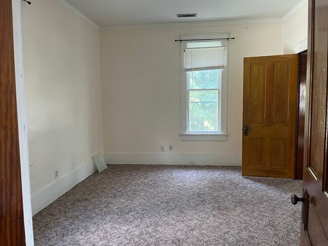 Building Photo - LARGE 3 BEDROOM 2 BATH HOME IN DOWNTOWN RO...