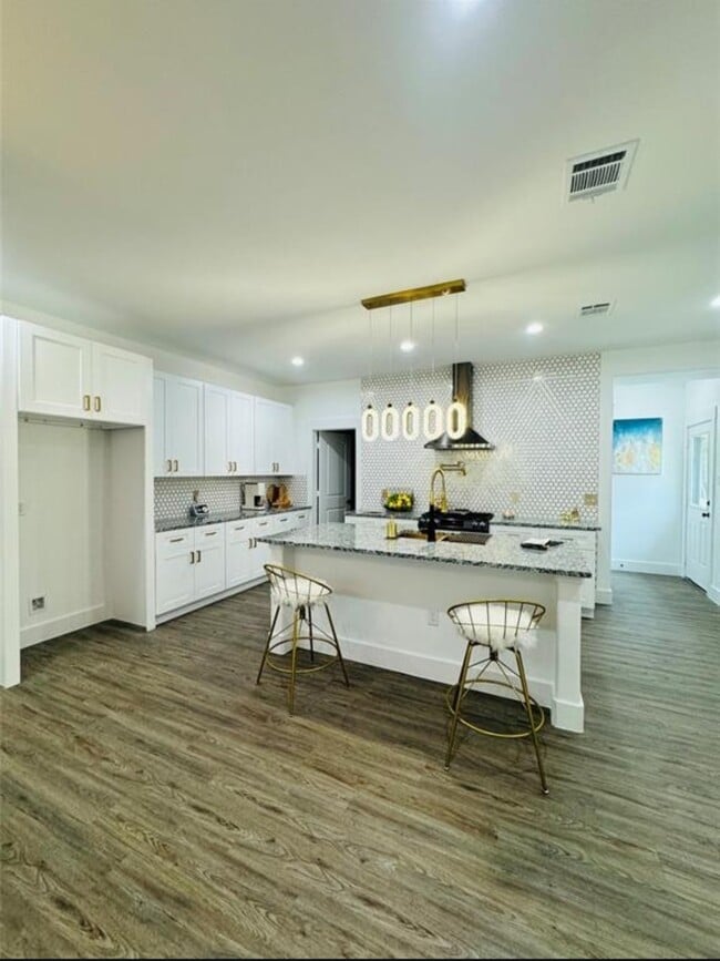 Building Photo - 1621 Wellington St