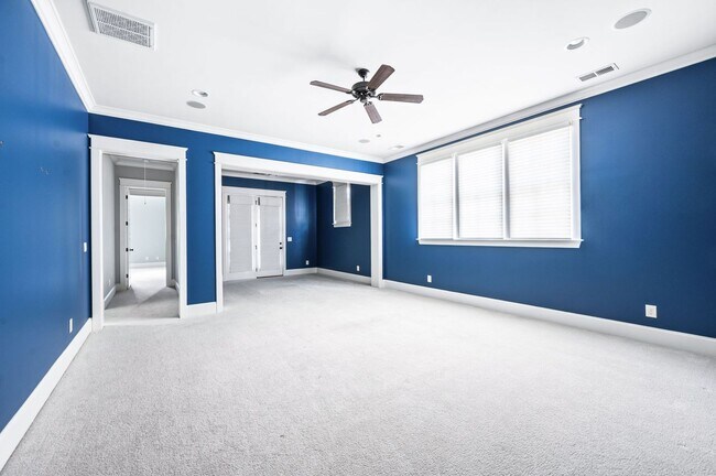 Building Photo - 1735 Hillmont Dr