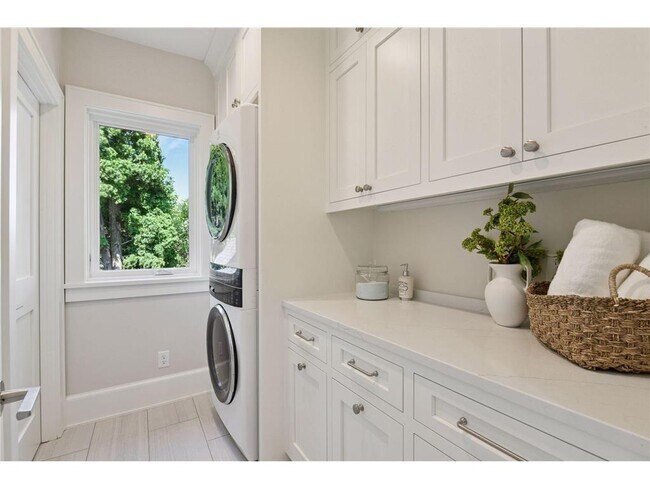 Building Photo - 2462 Lafayette Rd