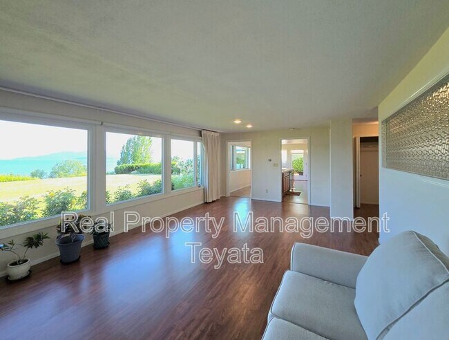 Building Photo - 3921 Cliffside Dr