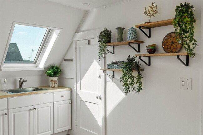 Building Photo - 32 Richardson St